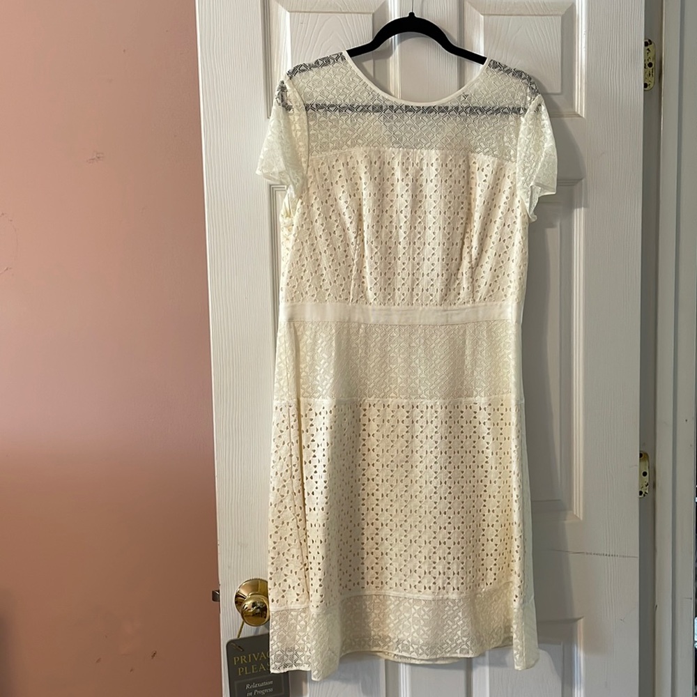 Banana Republic… Beautiful eggshell/off white dress